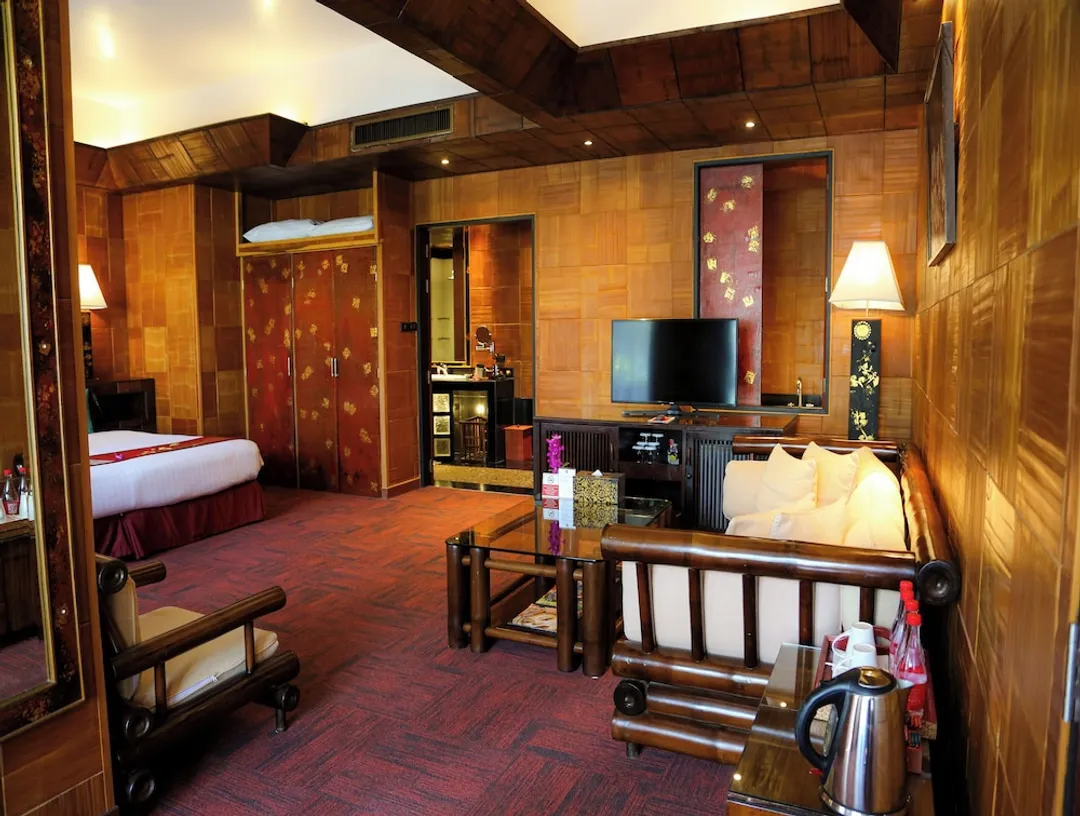Mom Tri's Villa Royale-Suite, Pool Access (Kata Suite)-11