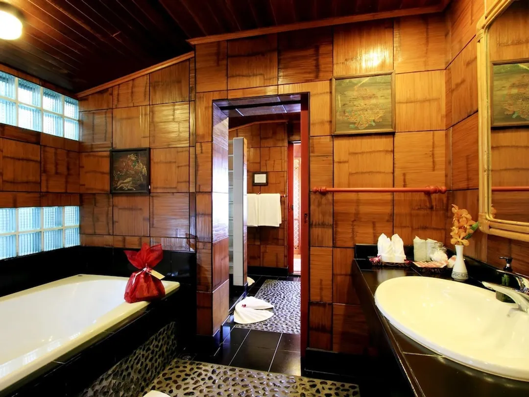 Mom Tri's Villa Royale-Executive Suite, 1 Bedroom (Classic Wing Suite #2 Hong Song)-2