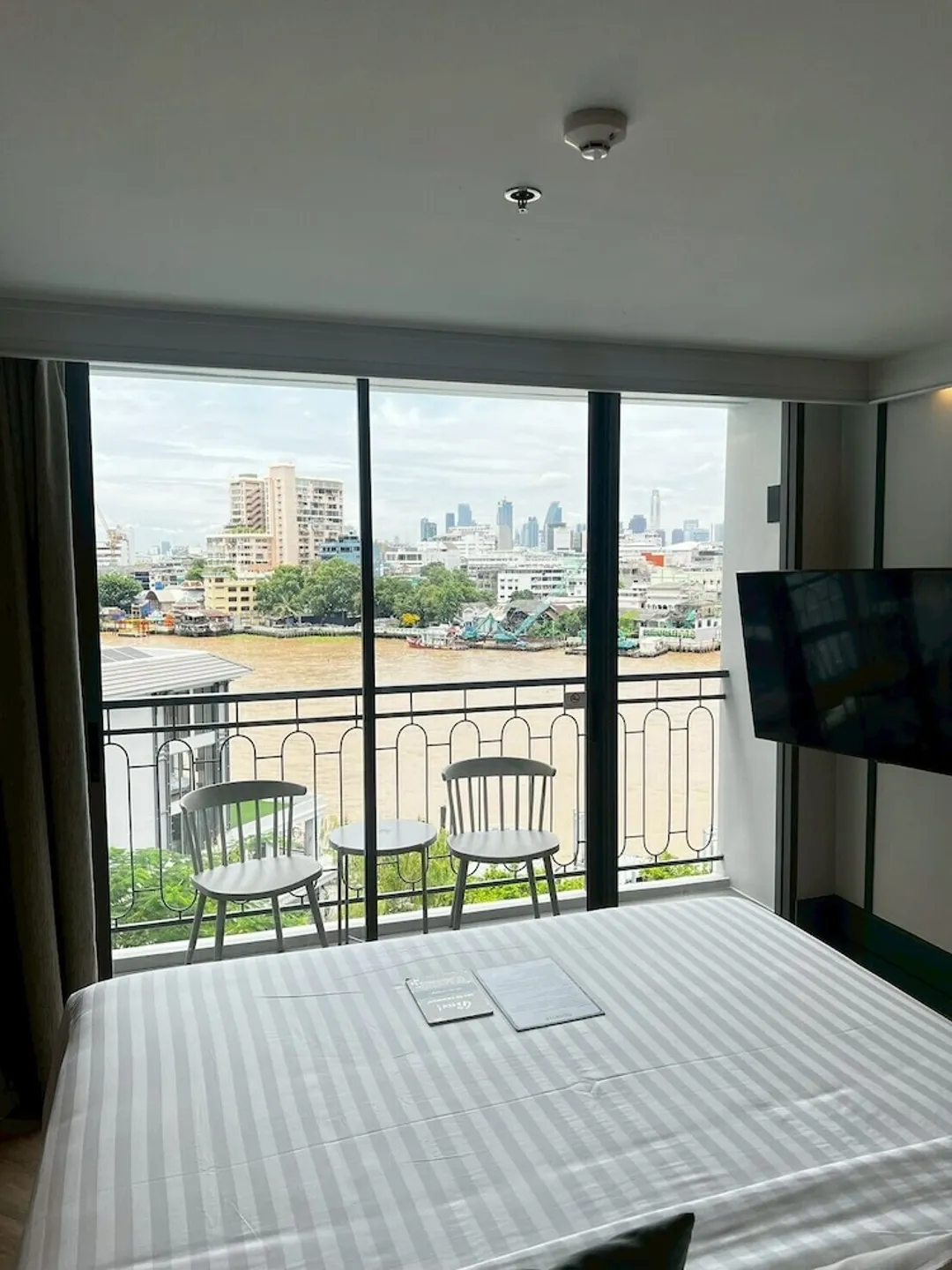 UHG의 쿼터 차오프라야-Family Room River View King Bed-6