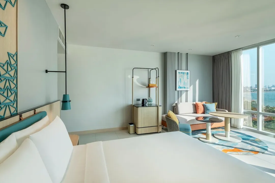 芭達雅假日飯店 - IHG 旗下飯店-尊榮客房, 1 張特大雙人床, 海灘景觀 (Pattaya, Bay Tower)-3