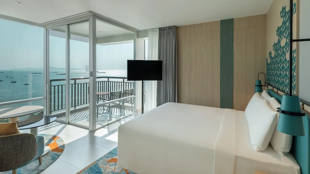 芭達雅假日飯店 - IHG 旗下飯店-尊榮客房, 1 張特大雙人床, 海灘景觀 (Pattaya, Bay Tower)-5