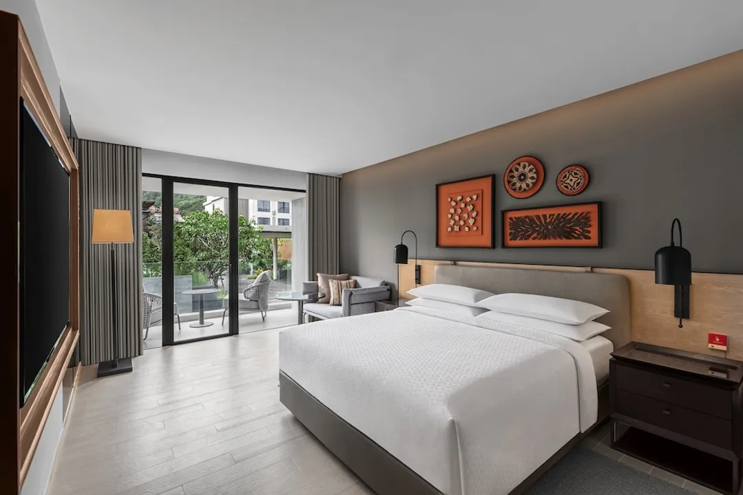 Four Points by Sheraton Phuket Patong Beach Resort-客房, 1 張特大雙人床, 陽台-1