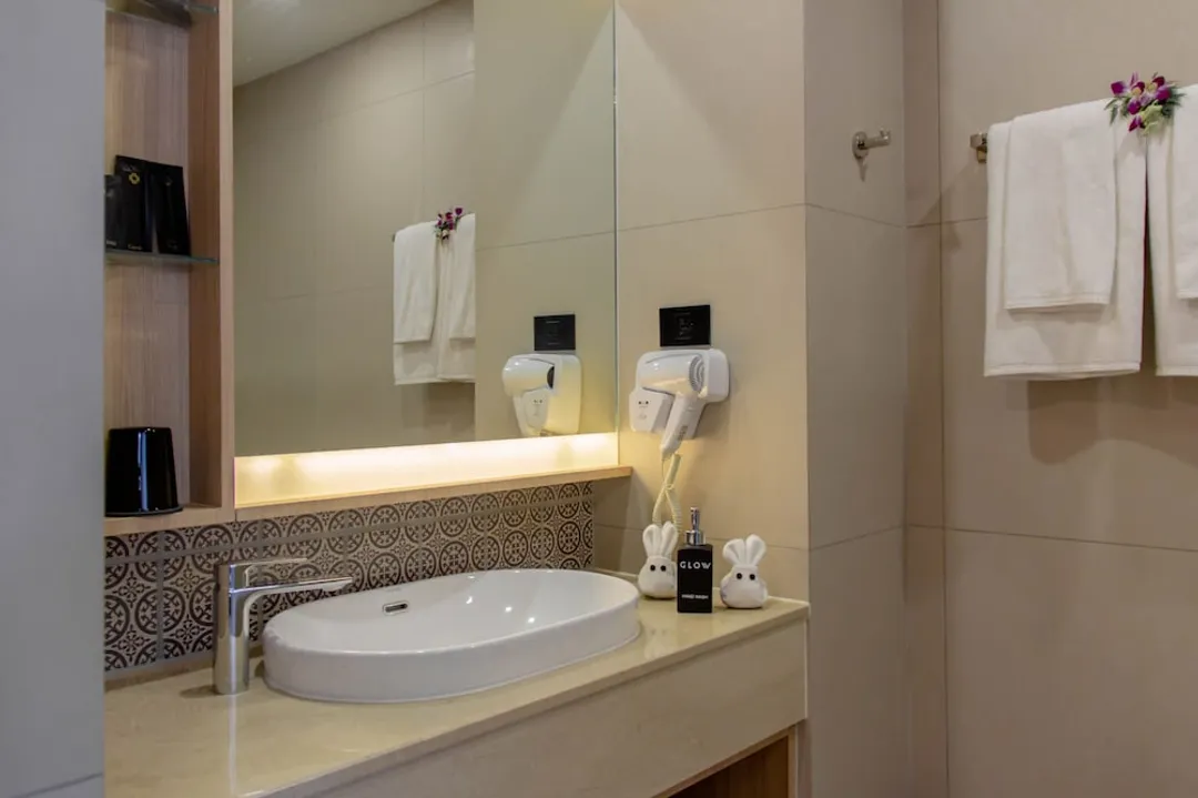 GLOW Mira Karon Beach-Deluxe King Room-4