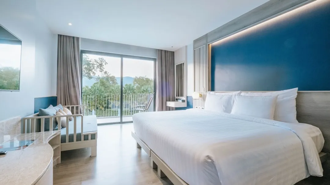 Seabed Grand Hotel Phuket-Deluxe Pool View Room-1
