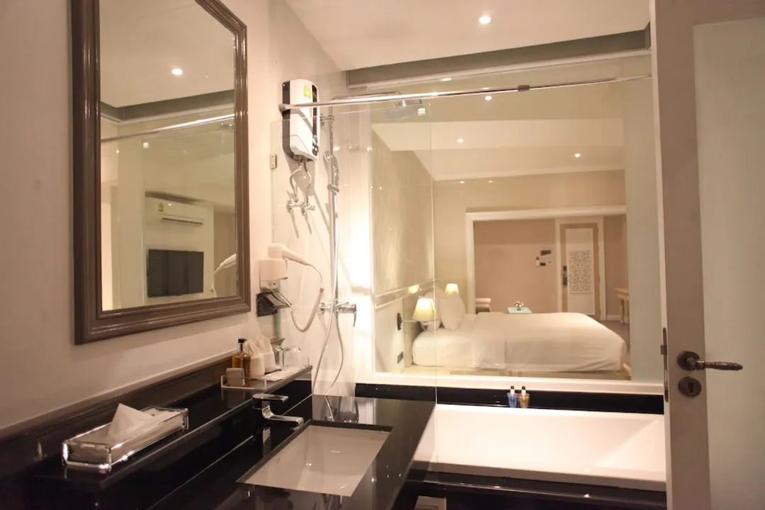 拉亞蘇拉翁曼谷飯店-Grand Deluxe bathtub with Artificial window-4