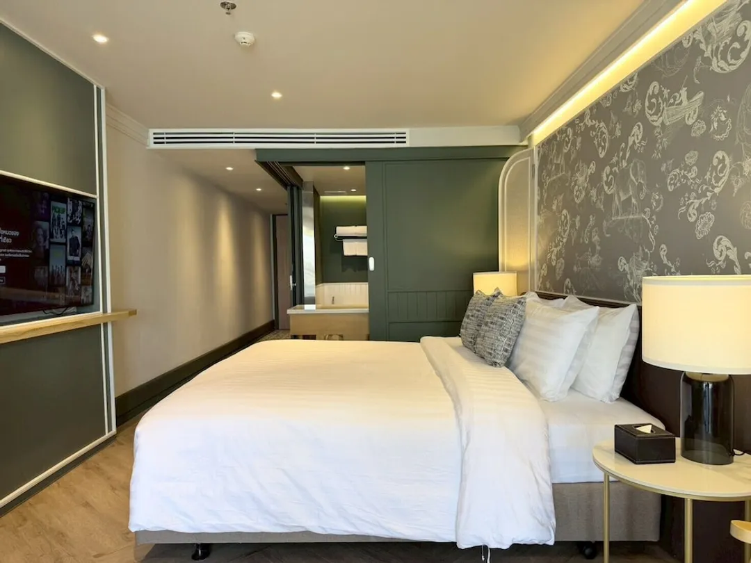 UHG의 쿼터 차오프라야-Deluxe River View with Balcony, King Bed-7