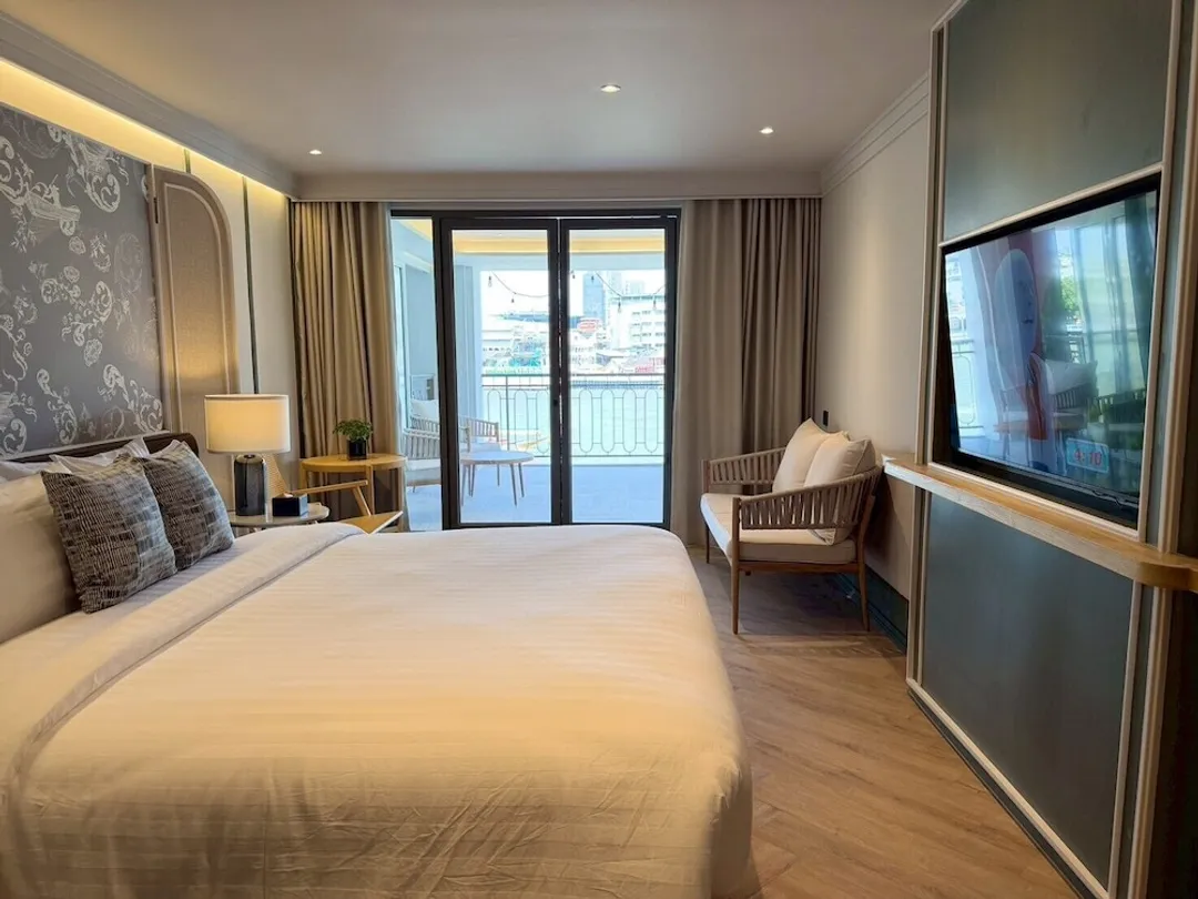 UHG의 쿼터 차오프라야-Deluxe River View with Balcony, King Bed-2
