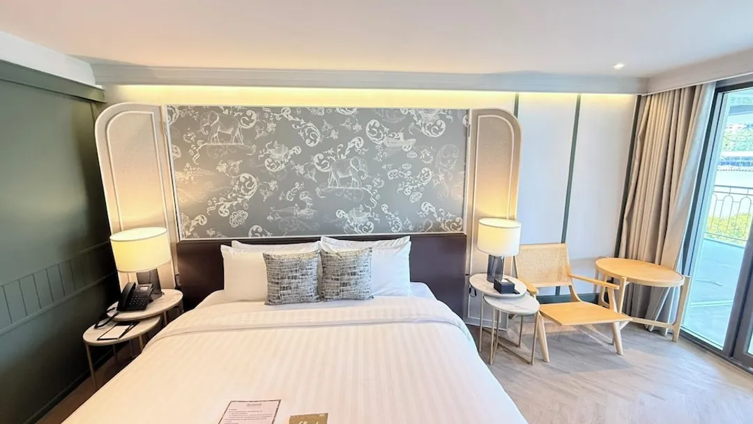 UHG의 쿼터 차오프라야-Deluxe River View with Balcony, King Bed-1
