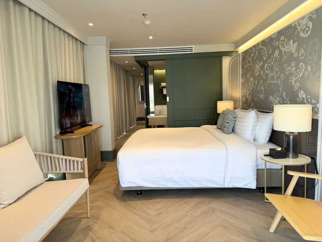 UHG의 쿼터 차오프라야-Deluxe River View with Balcony, King Bed-3