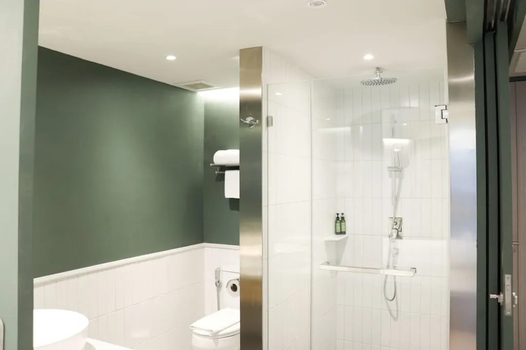 UHG의 쿼터 차오프라야-Deluxe River View with Balcony, King Bed-12
