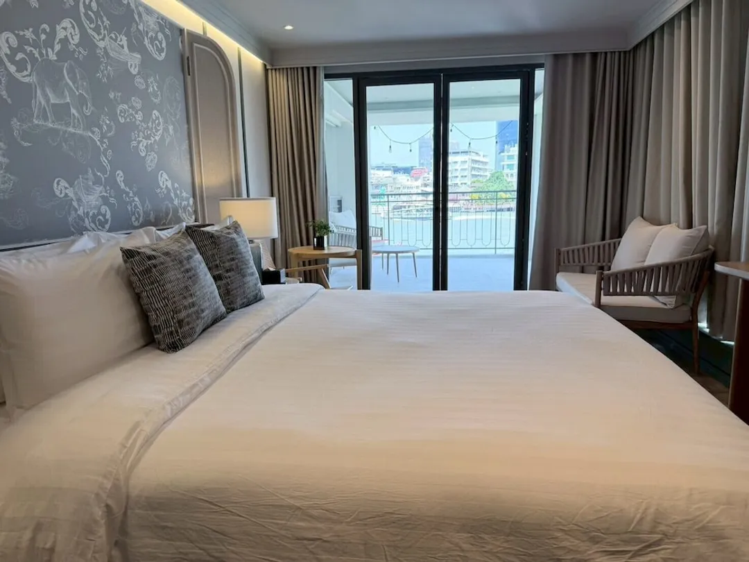 UHG의 쿼터 차오프라야-Deluxe River View with Balcony, King Bed-6