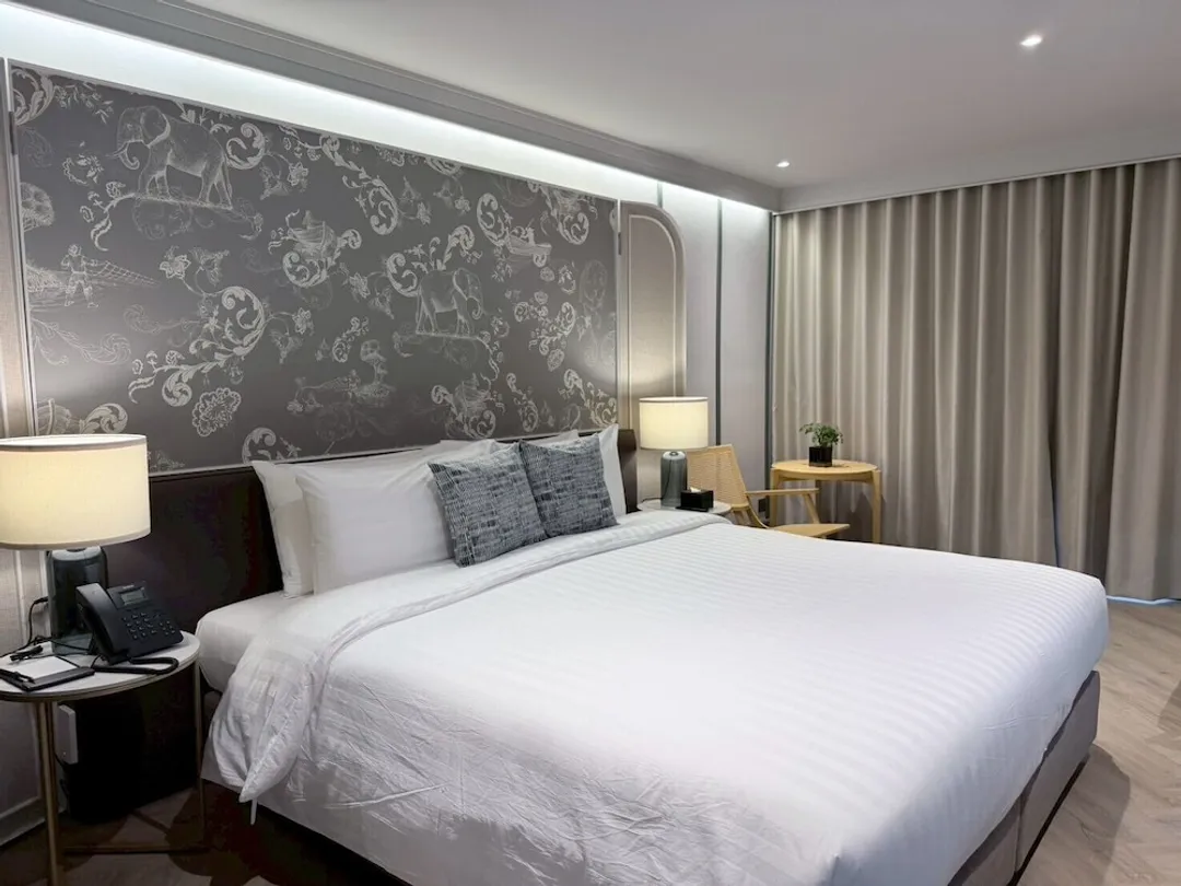 UHG의 쿼터 차오프라야-Deluxe River View with Balcony, King Bed-8