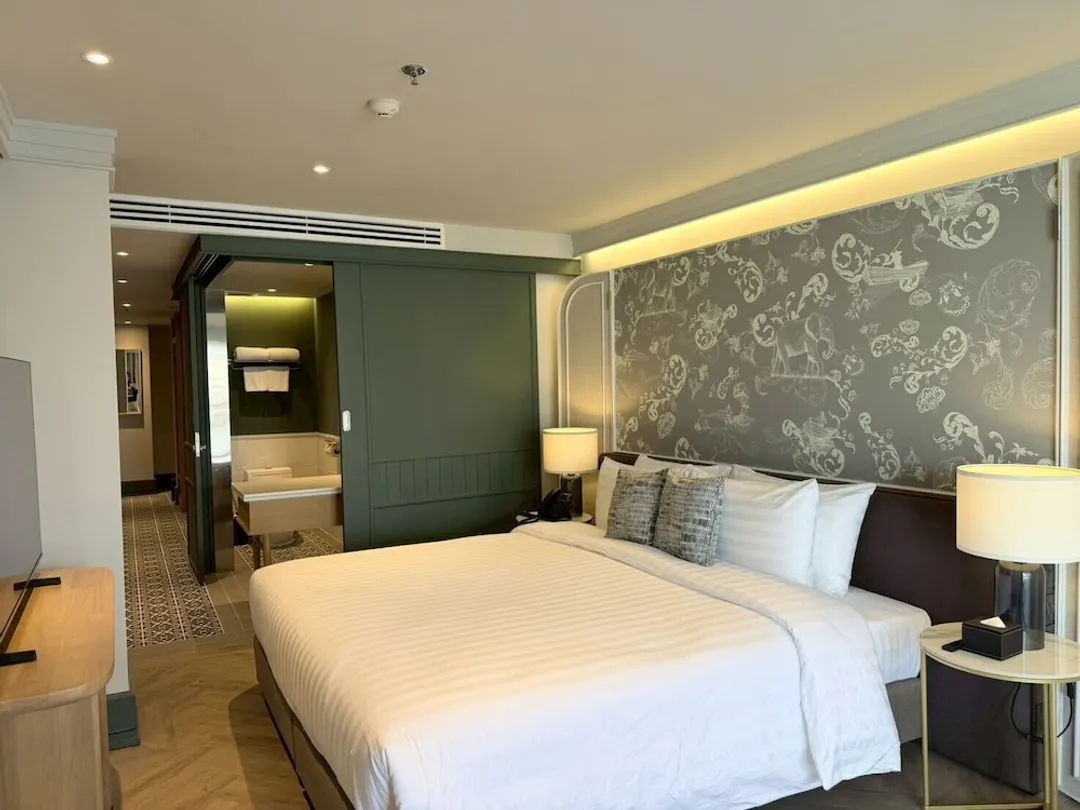 UHG의 쿼터 차오프라야-Deluxe River View with Balcony, King Bed-4