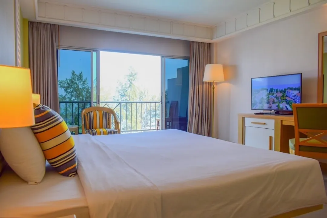 Seapine Beach Golf and Resort Hua Hin-Deluxe King Room-1