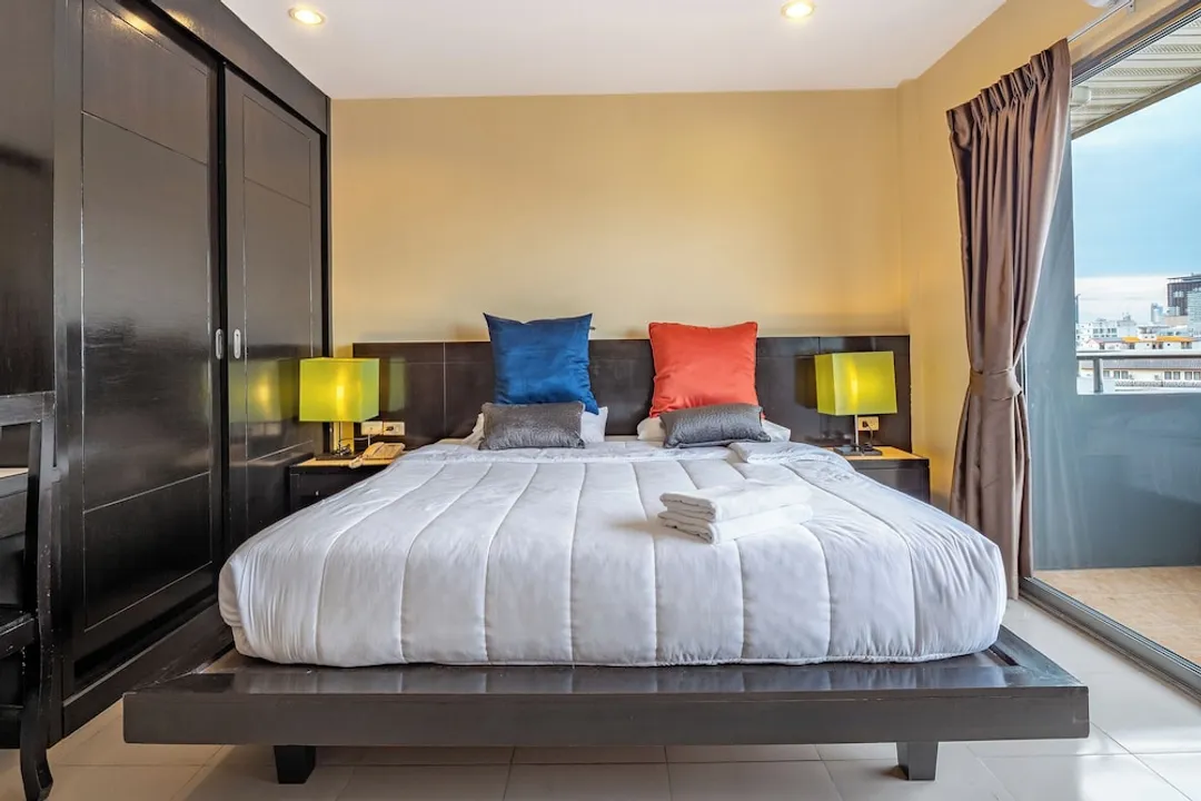 TYCOON PLACE GARDEN-Signature Room, 1 King Bed, Courtyard View-3