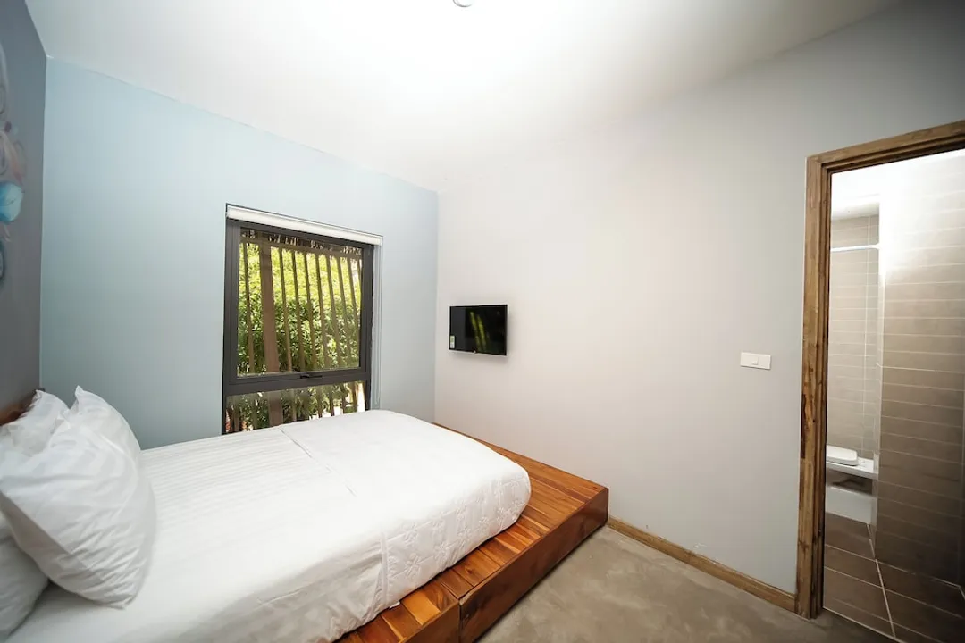 富國島 9 站青年旅舍-Deluxe Double Room with Window-3