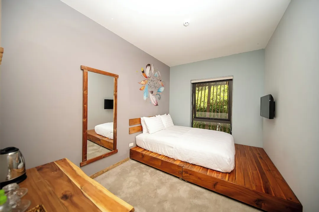 富國島 9 站青年旅舍-Deluxe Double Room with Window-1