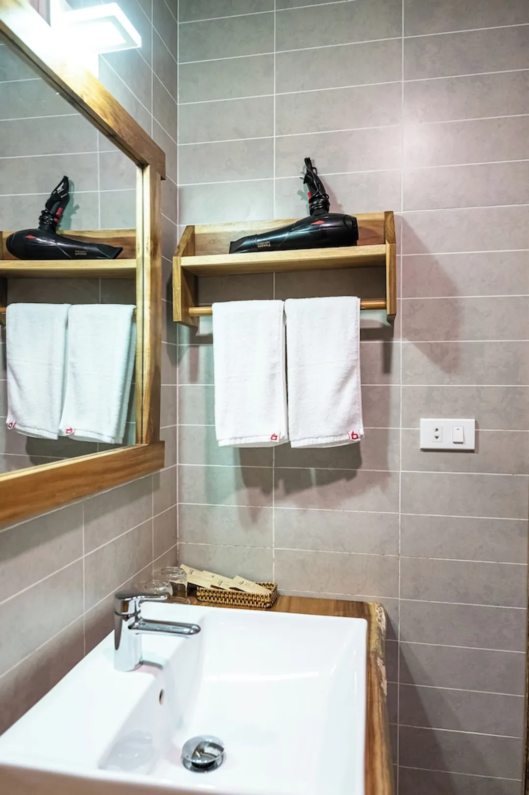 富國島 9 站青年旅舍-Deluxe Double Room with Window-6
