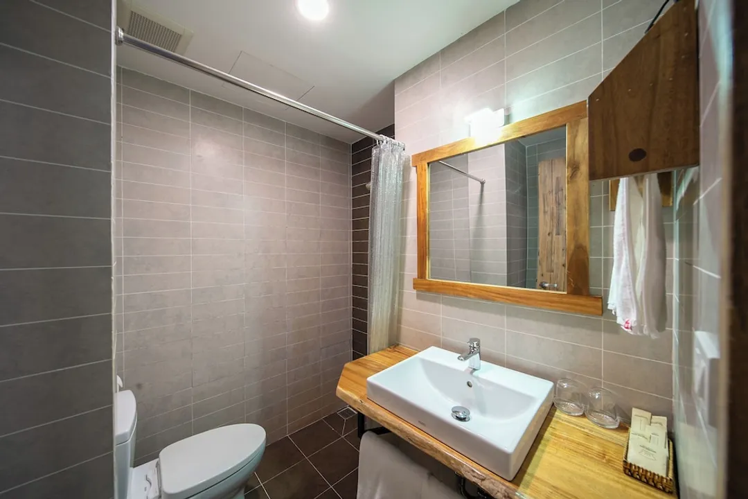 富國島 9 站青年旅舍-Deluxe Double Room with Window-5