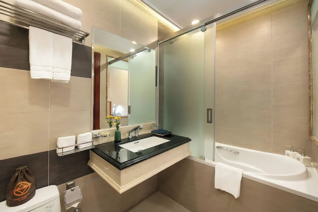 光飯店-豪華客房, 1 張特大雙人床, 無窗戶 (Deluxe Double With Bathtub)-2