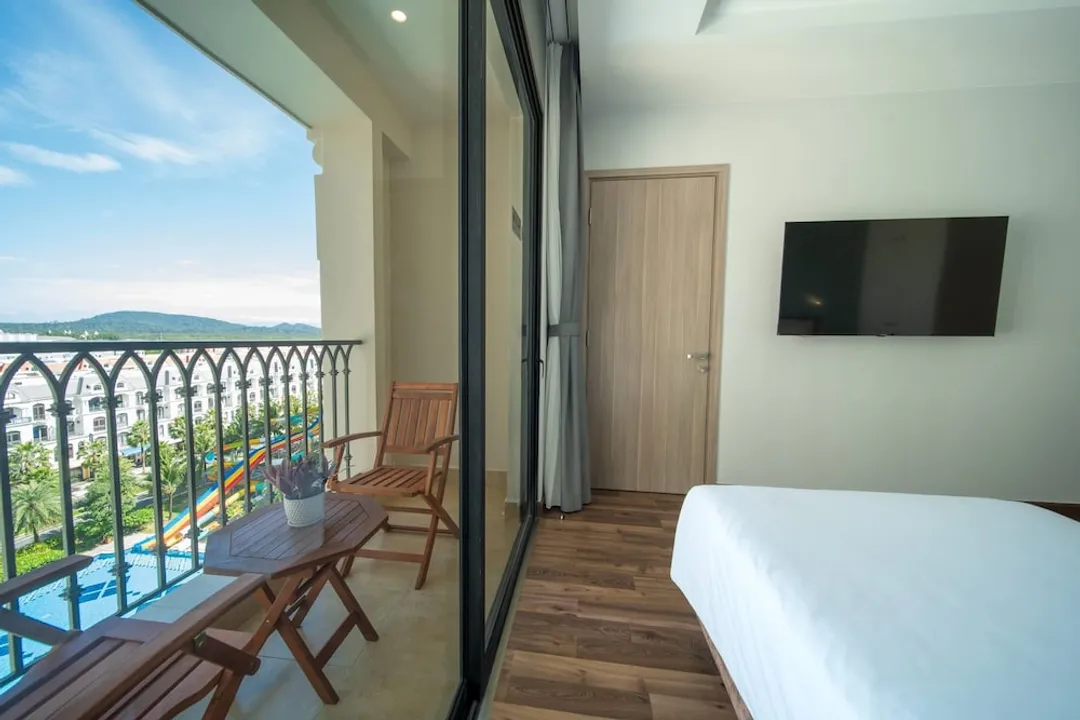 Wyndham Garden Grandworld Phu Quoc-Superior Room, 1 King Bed, Pool View-6