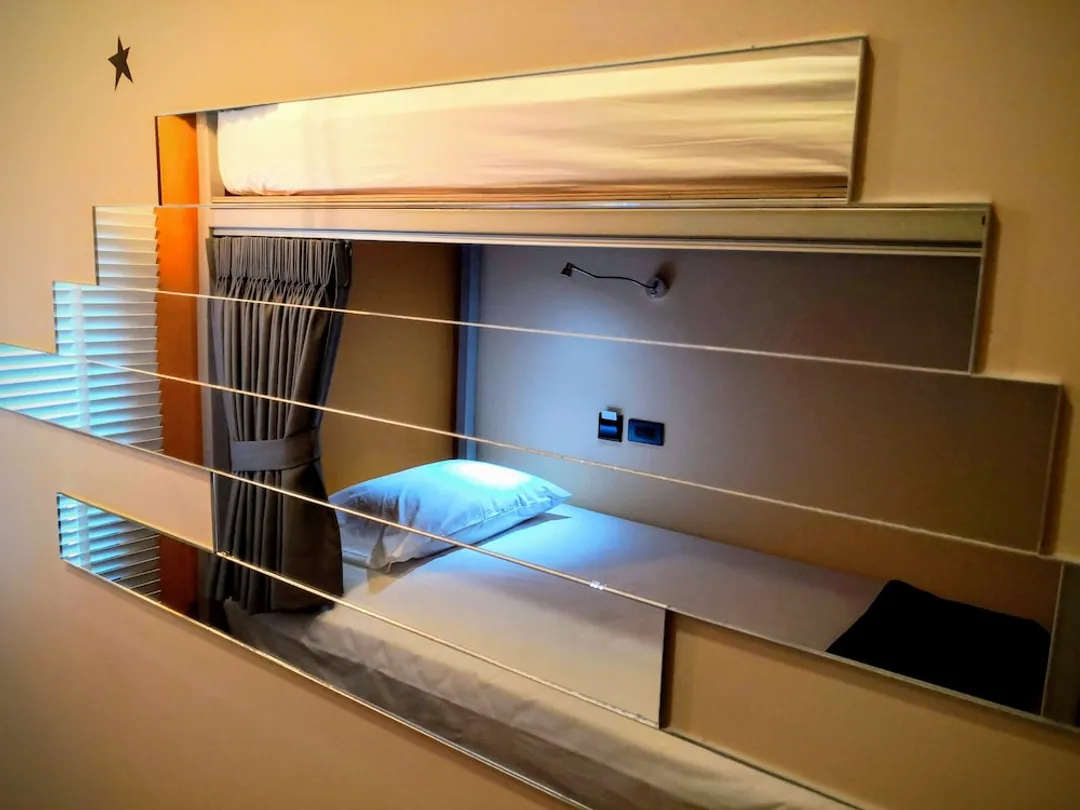 アスリープ バイ ランタナ-Private Room for Two Persons with Bunk Bed-12