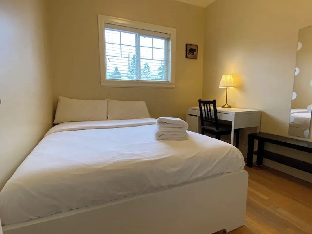 Victory House-Classic Double Room, 1 Queen Bed, Shared Bathroom-2