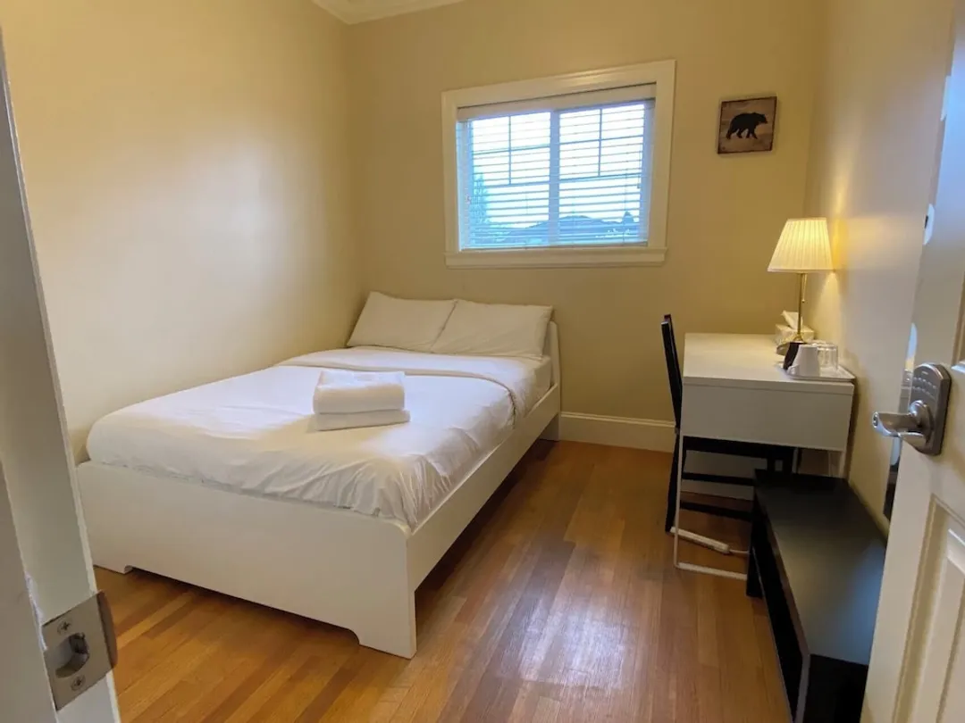Victory House-Classic Double Room, 1 Queen Bed, Shared Bathroom-1