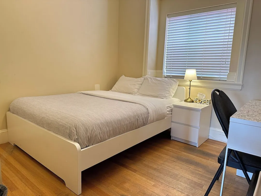 Victory House-Classic Double Room, 1 Queen Bed, Shared Bathroom-3