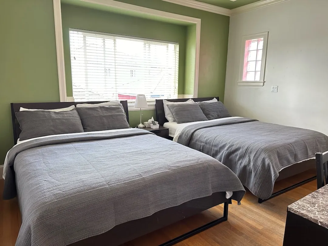 Victory House-Deluxe Quadruple Room, 2 Queen Beds, Private Bathroom (Room G)-1