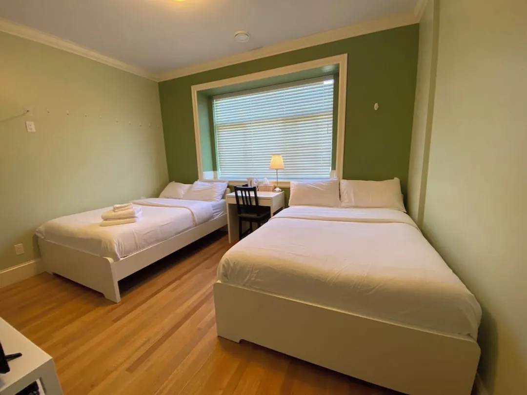 Victory House-Deluxe Quadruple Room, 2 Queen Beds, Private Bathroom (Room G)-4