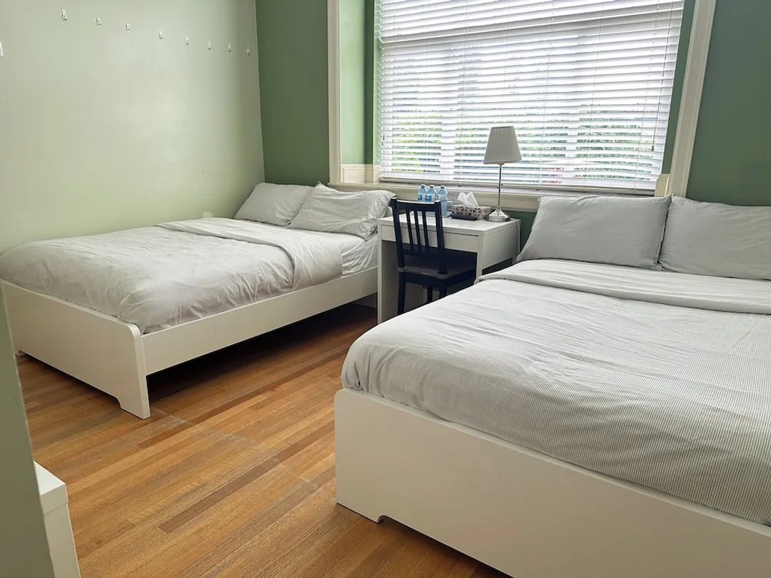 Victory House-Deluxe Quadruple Room, 2 Queen Beds, Private Bathroom (Room G)-11