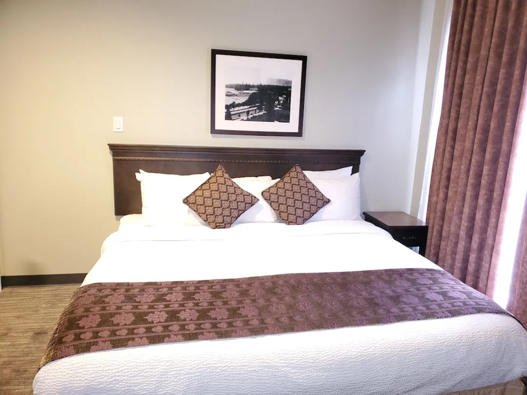 Days Inn by Wyndham Surrey-Suite, 1 King Bed-3