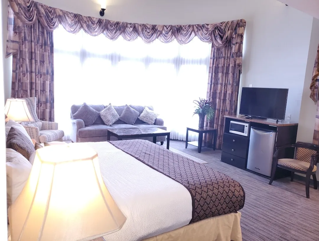 Days Inn by Wyndham Surrey-Suite, 1 King Bed-9