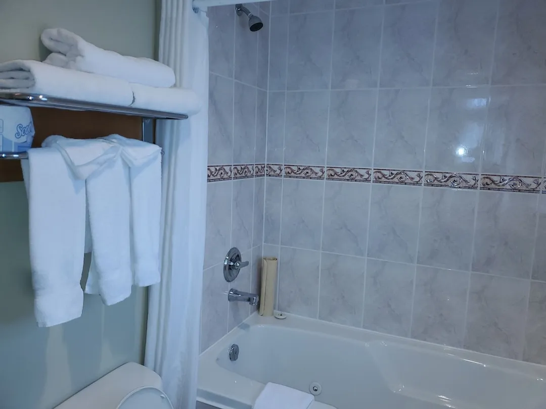 Days Inn by Wyndham Surrey-Suite, 1 King Bed-10