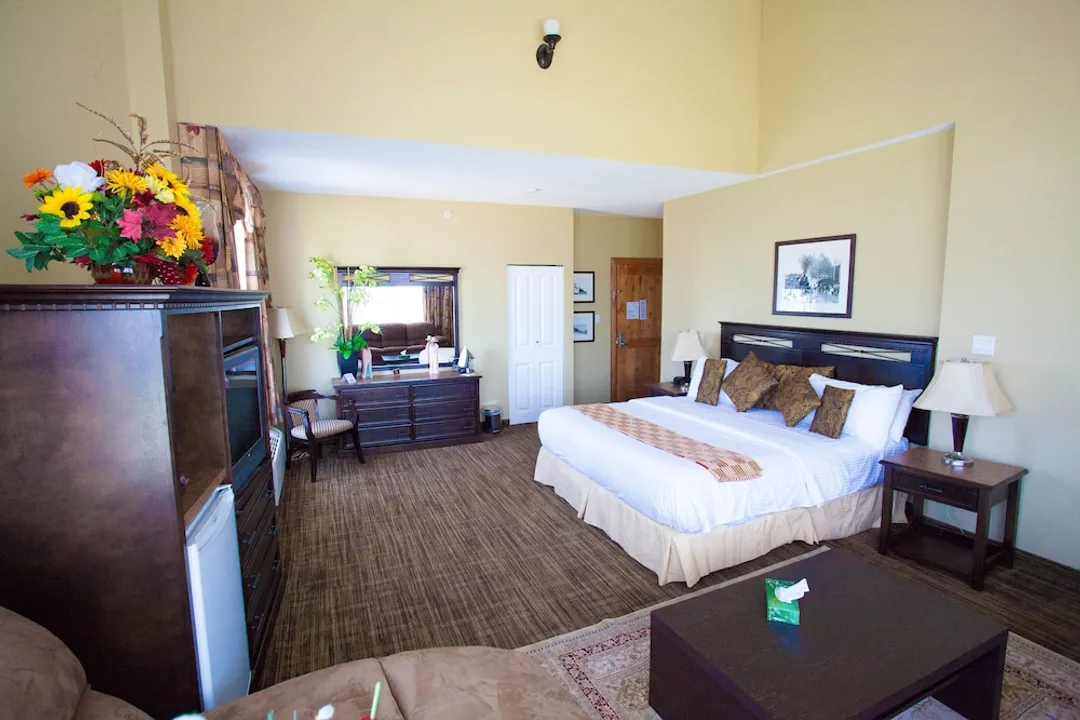 Days Inn by Wyndham Surrey-Suite, 1 King Bed-6