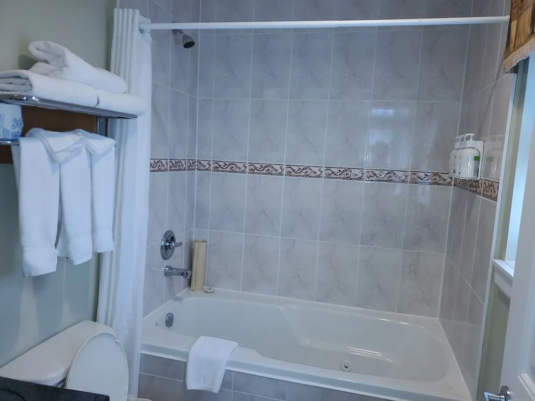 Days Inn by Wyndham Surrey-Suite, 1 King Bed-11