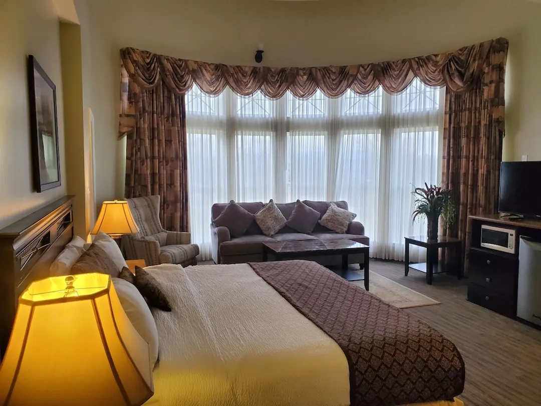 Days Inn by Wyndham Surrey-Suite, 1 King Bed-7