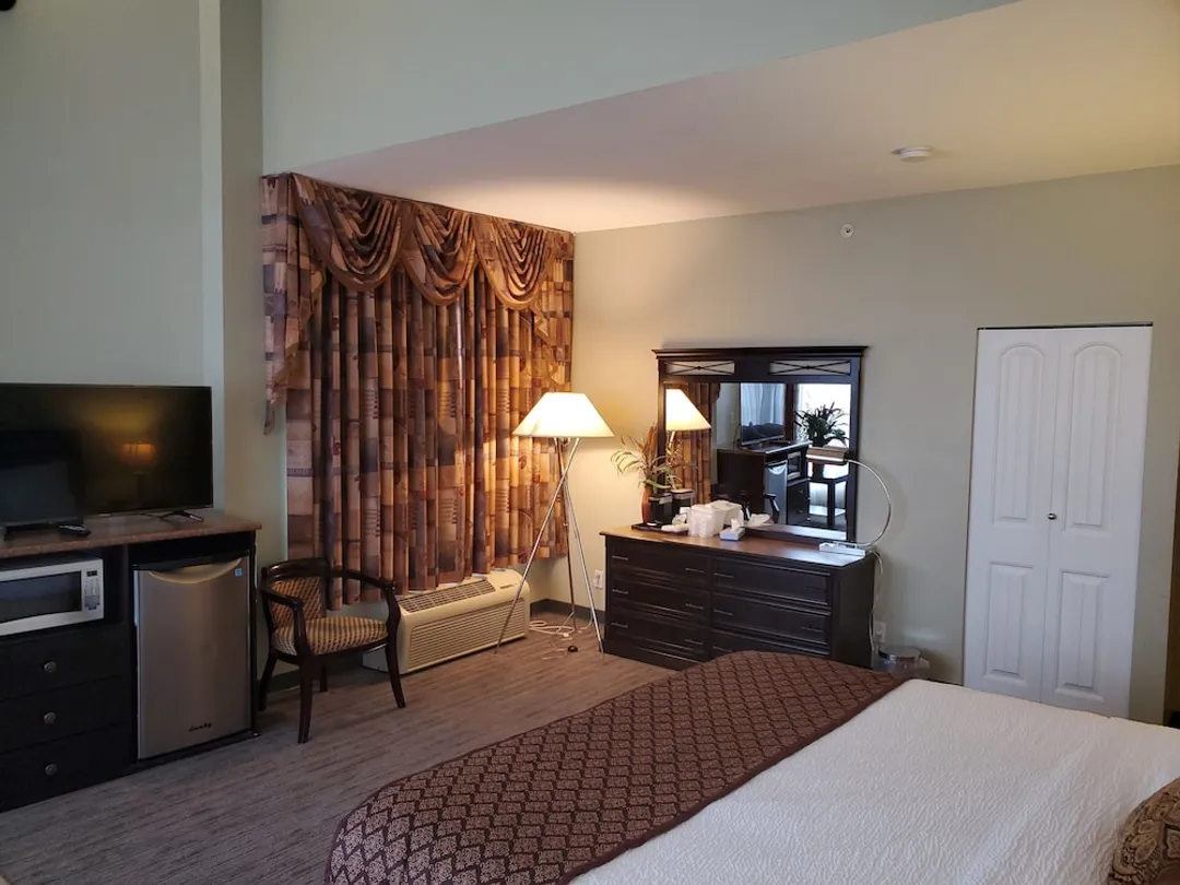 Days Inn by Wyndham Surrey-Suite, 1 King Bed-8