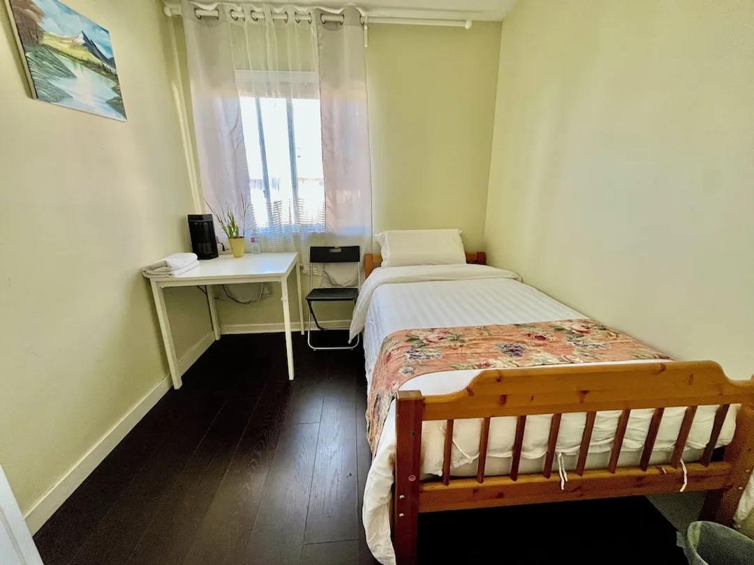 Beijing Vancouver Homestay = 北京溫哥華民宿-經濟雙人房, 1 張標準雙人床 (Double Room with Shared Toilet)-2