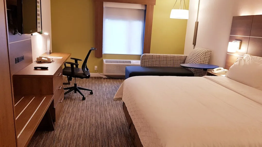 Holiday Inn Express & Suites Surrey by IHG-Standard Room, 1 King Bed-3