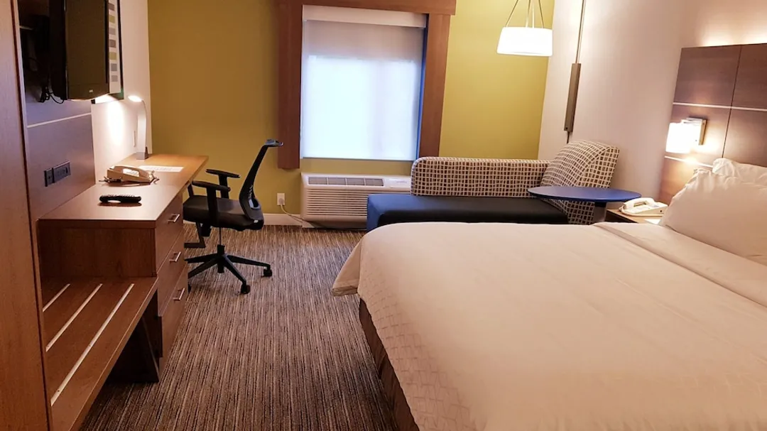 Holiday Inn Express & Suites Surrey by IHG-Standard Room, 1 King Bed-8
