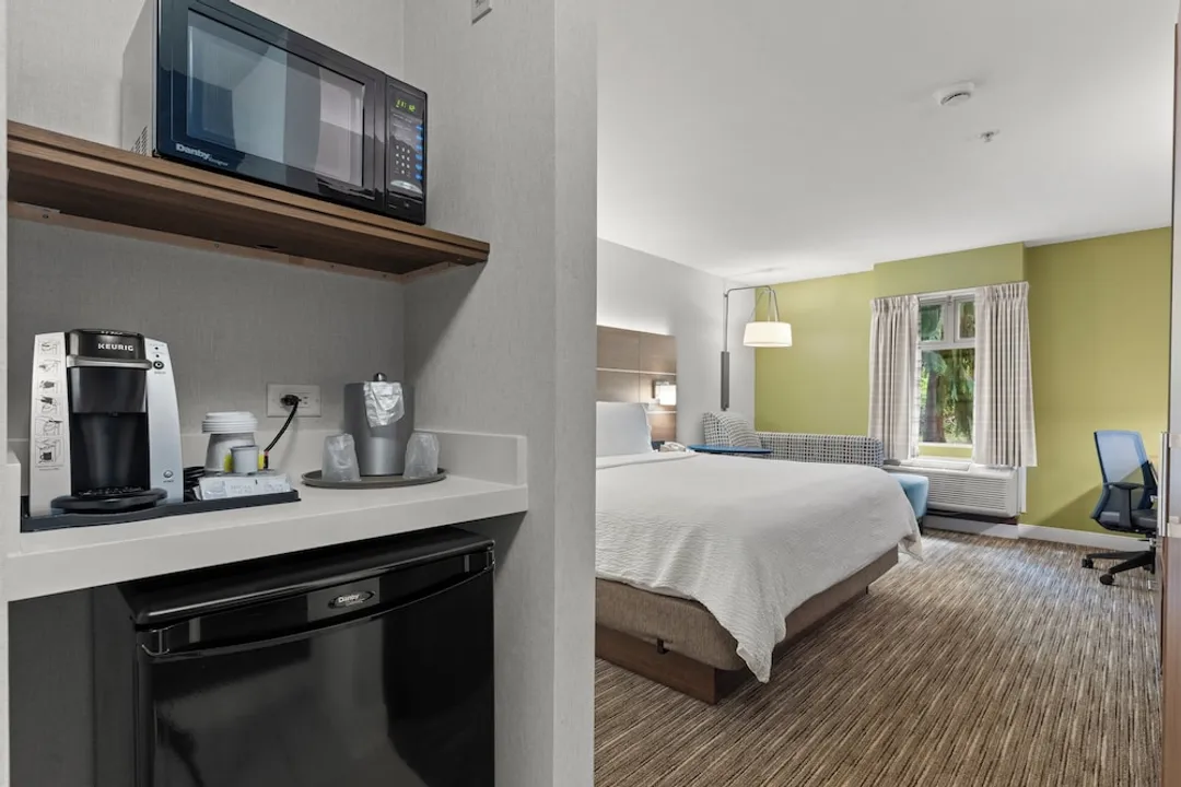 Holiday Inn Express & Suites Surrey by IHG-Standard Room, 1 King Bed-7
