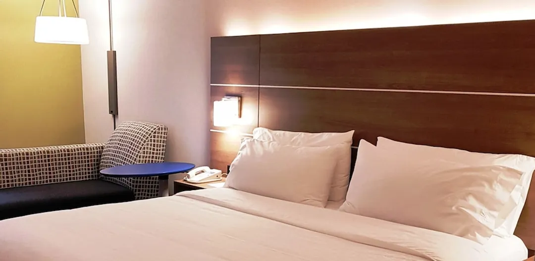 Holiday Inn Express & Suites Surrey by IHG-Standard Room, 1 King Bed-2