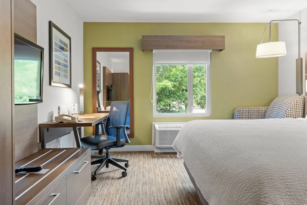 Holiday Inn Express & Suites Surrey by IHG-Standard Room, 1 King Bed-6