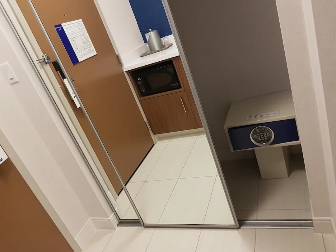Holiday Inn Express & Suites Surrey by IHG-Standard Room, 1 King Bed with Sofa bed-3