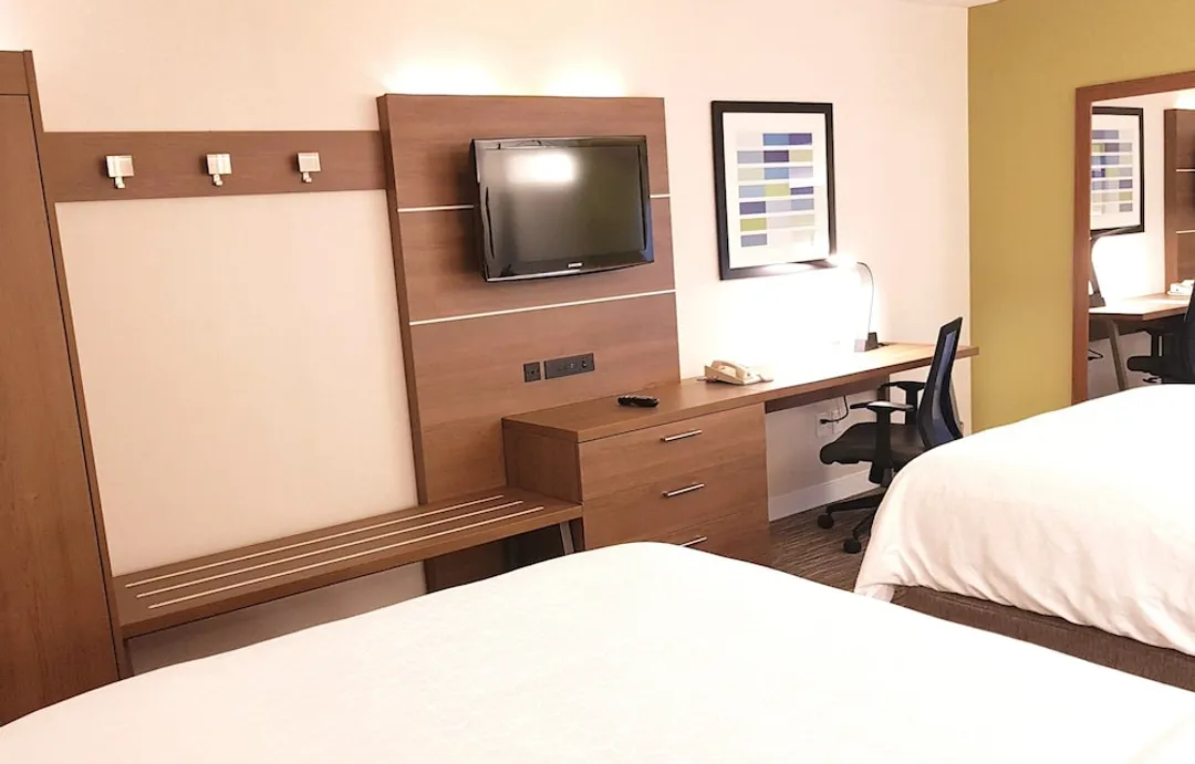 Holiday Inn Express & Suites Surrey by IHG-Standard Room, 2 Queen Beds-2