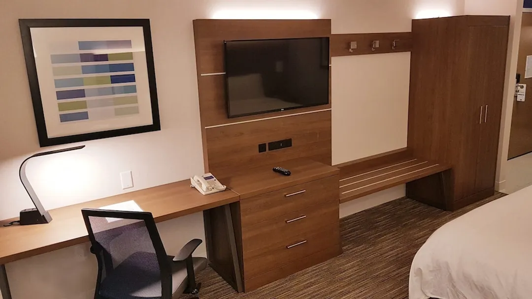 Holiday Inn Express & Suites Surrey by IHG-Standard Room-4