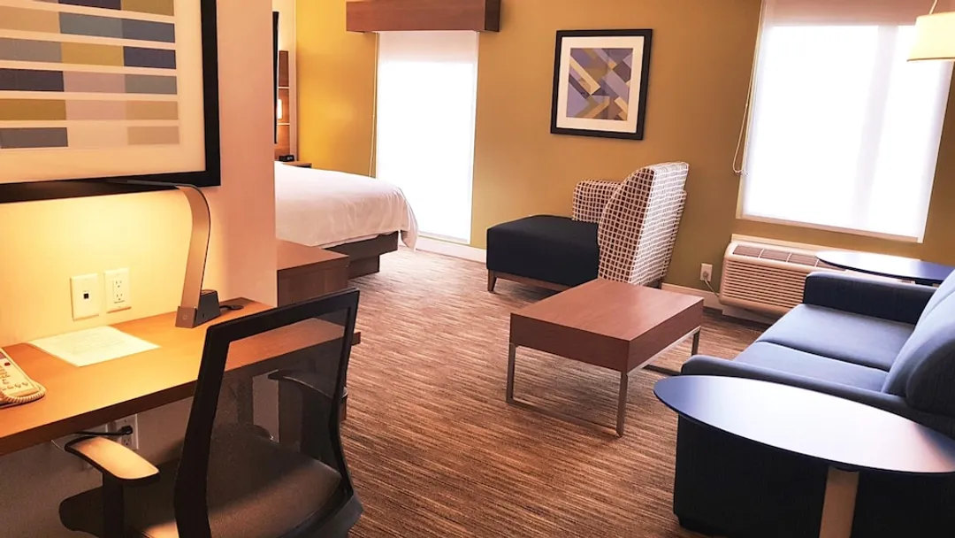 Holiday Inn Express & Suites Surrey by IHG-Suite, 1 King Bed-8