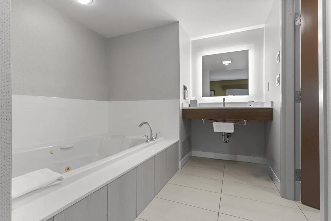 Holiday Inn Express & Suites Surrey by IHG-Suite, 1 King Bed-10